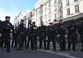 Policías custodian la nueva tienda de Shein, ayer en París.