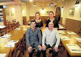 Los responsables del Urritza, en el acogedor comedor.