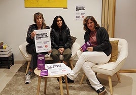 Aratz Zearreta, dinamizadora de Emakumeon Etxea; Karmele Gómez, técnica de igualdad; y Maite Egaña, concejala de Igualdad, en la presentación.