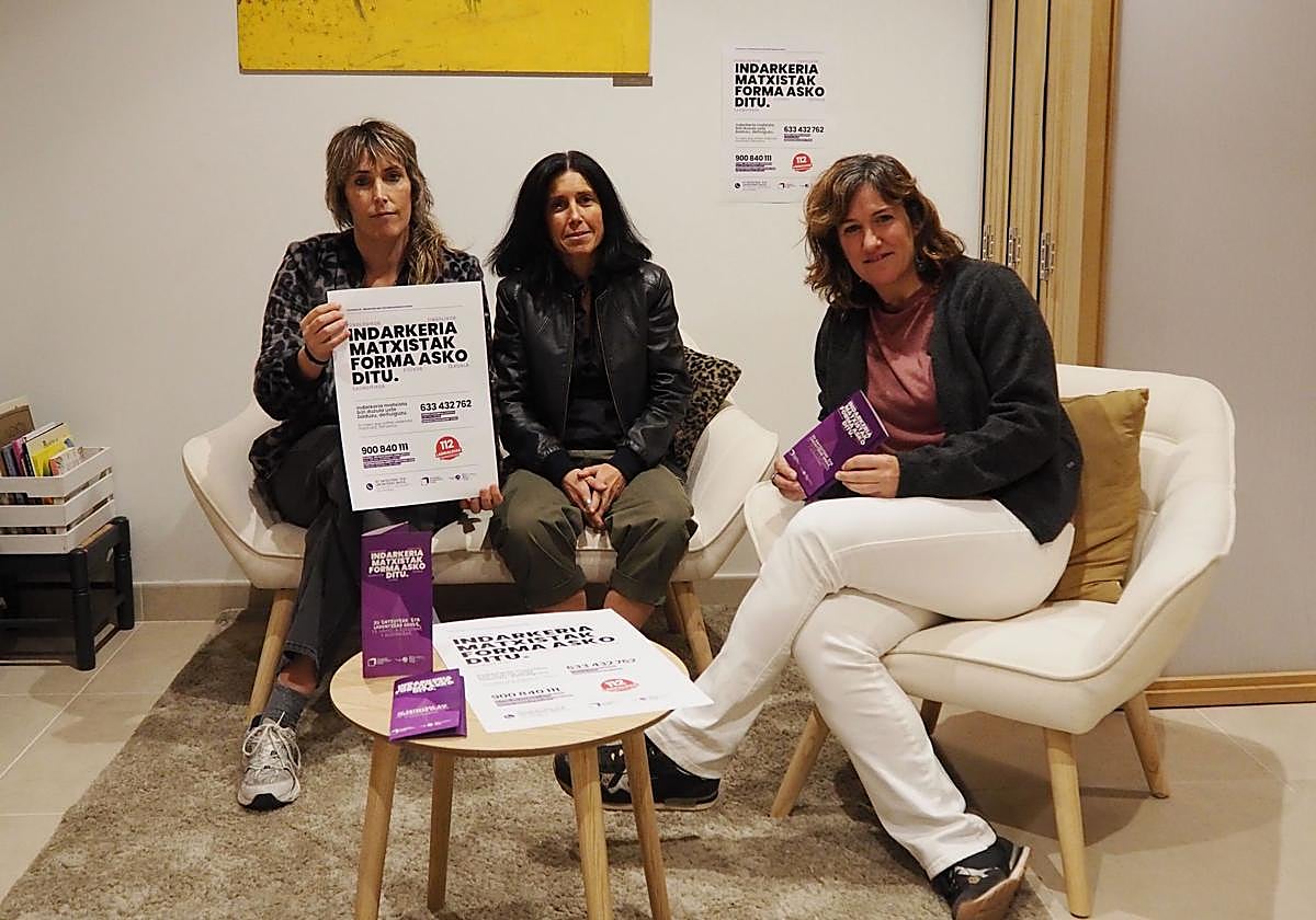 Aratz Zearreta, dinamizadora de Emakumeon Etxea; Karmele Gómez, técnica de igualdad; y Maite Egaña, concejala de Igualdad, en la presentación.