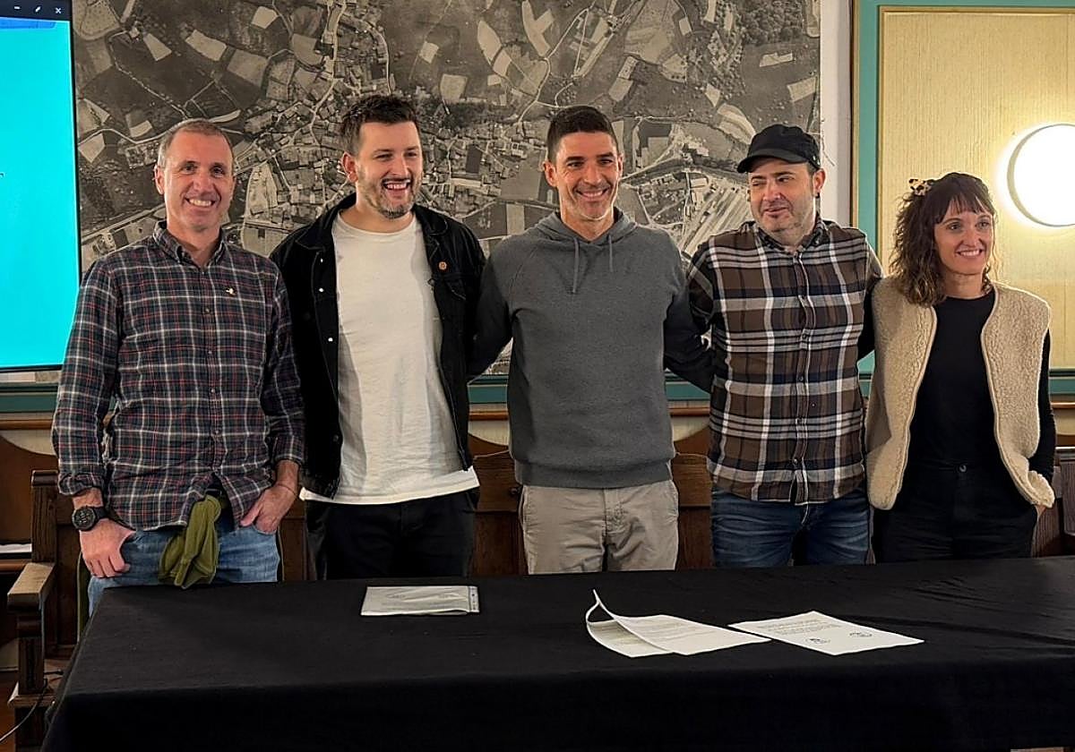 Getaria eta Lesakako ordezkariak Uxue Alberdirekin.