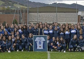 Klubeko harrobiko neskak eta entrenatzaileak Malen Astigarragarekin, erdian.