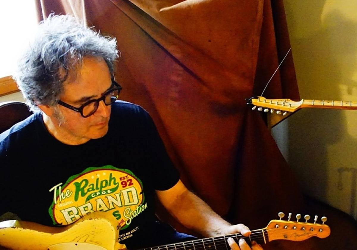 Ruper Ordorika con su inseparable guitarra.