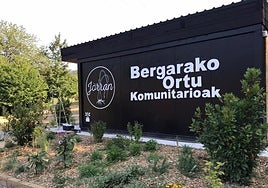 Los servicios comunitarios y almacenamiento de aperos y herramientas disponen de esta construcción.