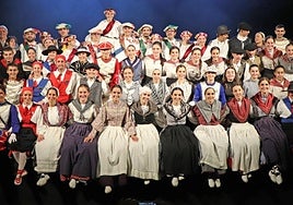 Larunbatean eskainitako saioko protagonisak, emanaldian ateratako familia argazkian.