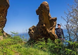 Vicente Guinea junto a una de las geoformas de Jaizkibel.