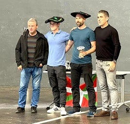 Aimar Etxeberria eta Zuhaitz Letamendia garaikurrekin.