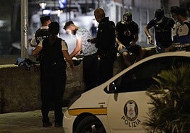 Guardias municipales de Donostia piden la documentación a varios jóvenes en la Parte Vieja.