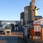 Imagen de archivo de camiones entrando con remolachas en la planta de Azucarera de Miranda de Ebro.