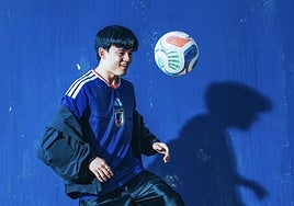 Take Kubo da tacadas a un balón con la nueva equipación de Japón para el Mundial