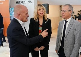 El consejero de Universidades, Juan Ignacio Pérez Iglesias, y el rector de la UPV/EHU, Joxerramon Bengoetxea, ayer en un acto en Bilbao.