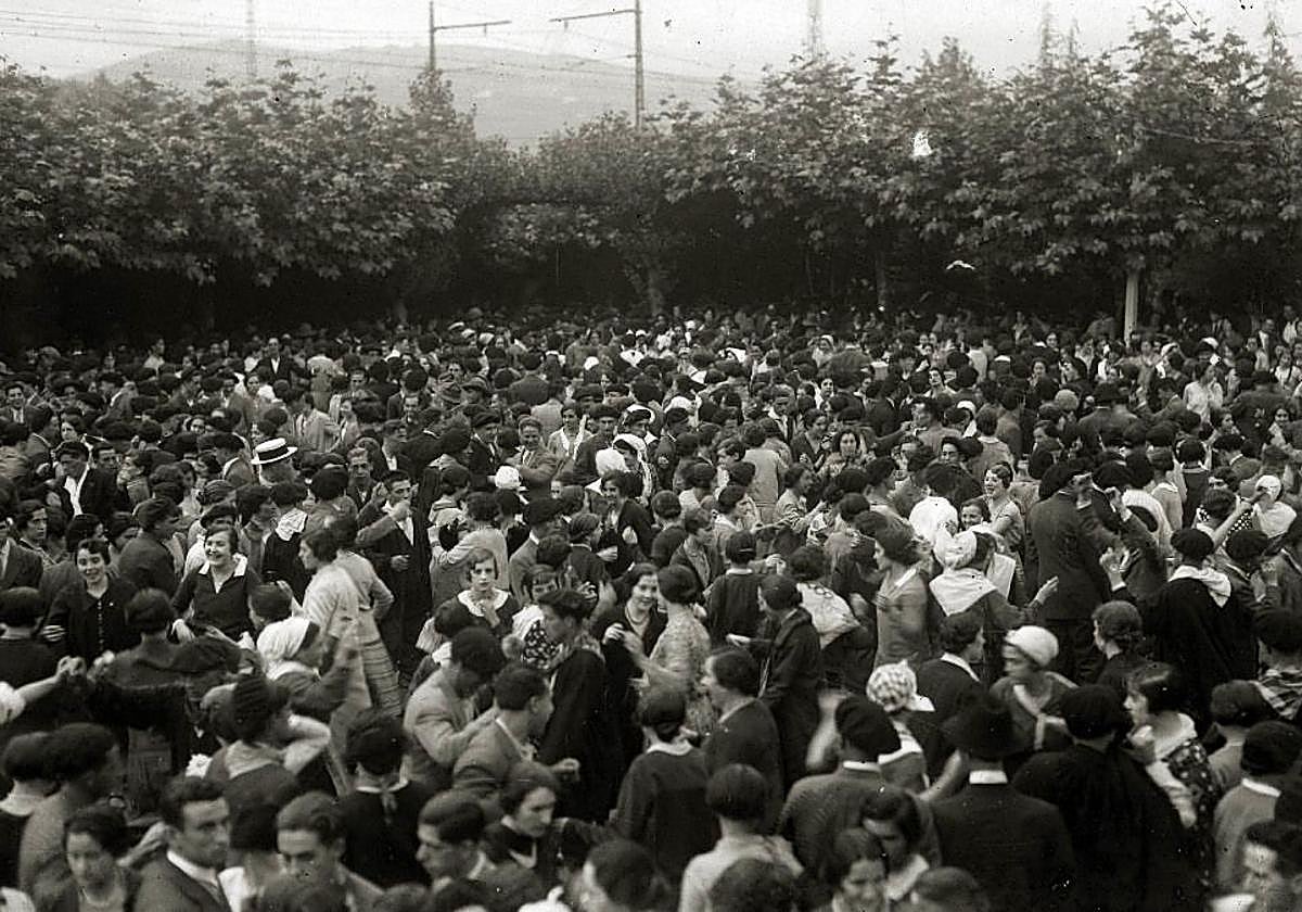 Animación en el baile de los Campos Elíseos.