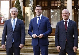 El rector de la UPV/EHU, Joxerramon Bengoetxea; el lehendakari, Imanol Pradales; y el consejero de Universidades, Juan Ignacio Pérez Iglesias, en una reunión.