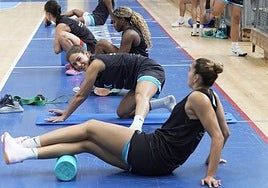 Rosó Buch realiza estiramientos entre sus compañeras.