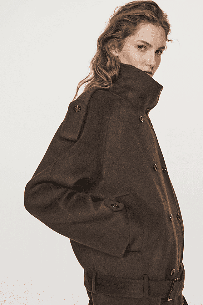 Abrigo marrón cuello alto