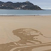 Superman 'vuela' sobre la playa de La Concha de San Sebastián