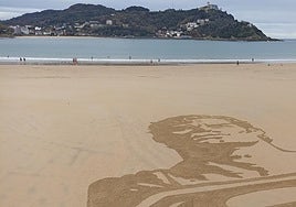 El impresionante Superman que ha aparecido en la playa de La Concha de San Sebastián.