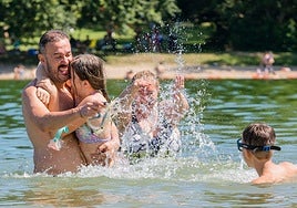 Varios visitantes disfrutan este verano en la playa de Landa.
