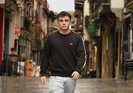 Unax Uralde camina por las calles de Hernani, donde estudió y fue acosado por sus compañeros de clase.