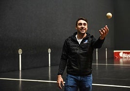 Peio Etxeberria juguetea con la pelota tras el entrenamiento de ayer en Bilbao.