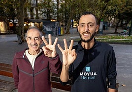 Juan Mari Garin y Chakib Lachgar charlan junto al quiosco del Boulevard, donde mañana se entregarán los trofeos y txapelas a los ganadores.