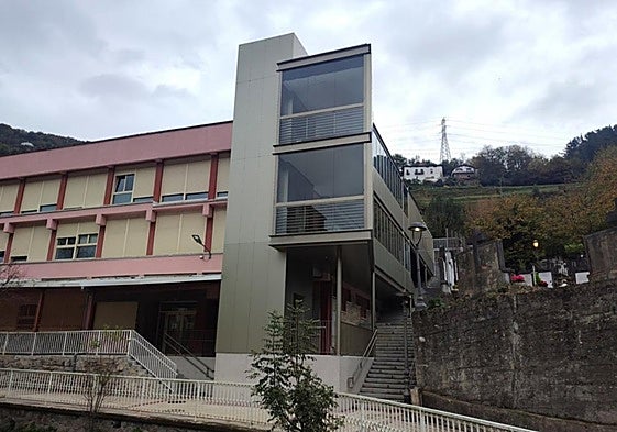 Vista del nuevo ascensor panorámico de Plaentxi herri ikastetxea.