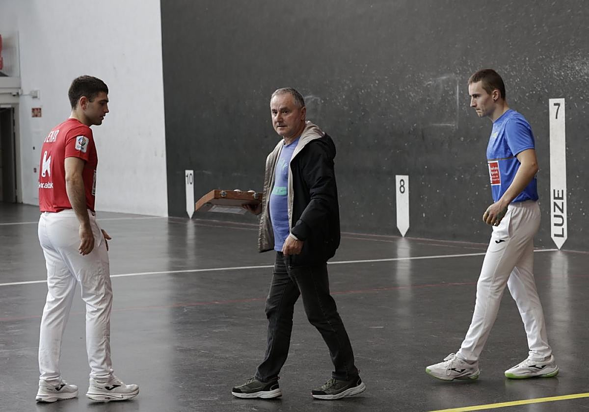 Unai Amiano, a la derecha, durante la elección del material con el que se jugará la final de mañana.