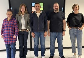 Representantes de los tres centros educativos de Lasarte-Oria con los responsables municipales en la firma de los convenios.