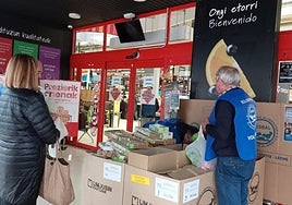 Los voluntarios y voluntarias recogerán los alimentos a la entrada de los comercios.