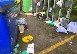 San Gregorioko urbideko zabor gunea, hainbat poltsa eta zorro lekuz kanpo dituela.