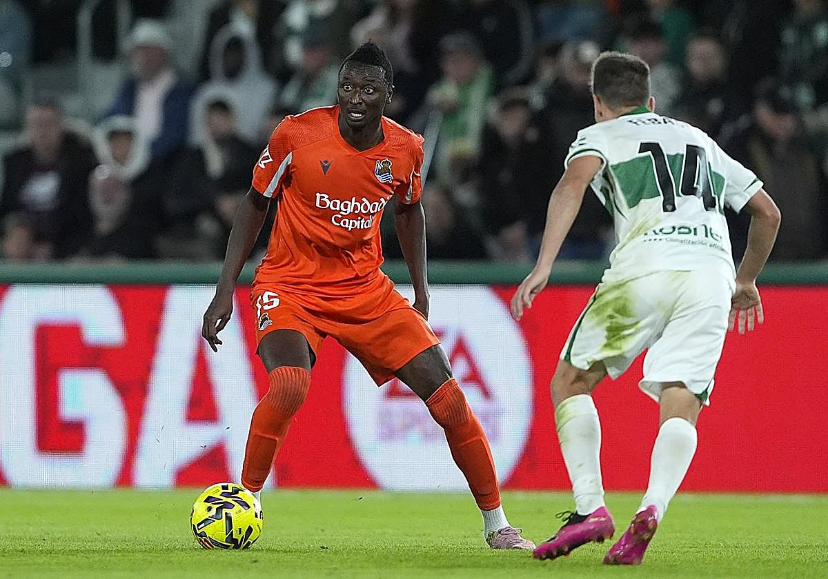 Sadiq controla el balón ante la oposición del ilicitano Febas.