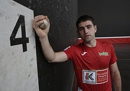 Beñat Senar, en el Uranzu de Irun, frontón de la final del Cuatro y Medio Serie B.