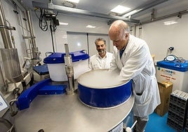 Ander Izeta y Carlos Panizo, en la Unidad de Terapias Avanzadas del Hospital Donostia.