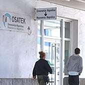 Dos personas acceden a las instalaciones de Osatek en el Hospital Donostia.
