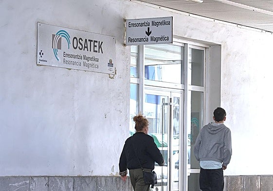 Dos personas acceden a las instalaciones de Osatek en el Hospital Donostia.