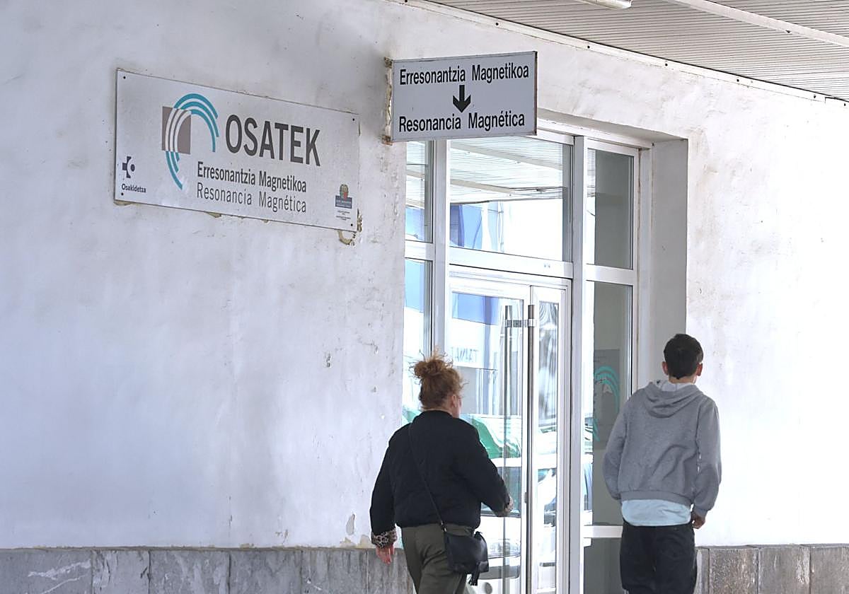 Dos personas acceden a las instalaciones de Osatek en el Hospital Donostia.