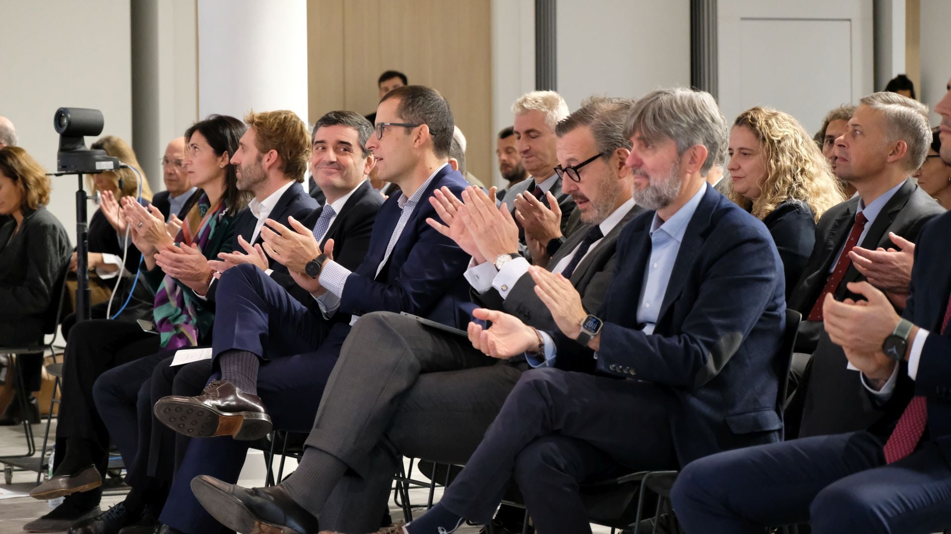 El director general de DV, Iñigo Martín, el presidente de Laboral Kutxa, Adolfo Plaza, Horacio Morell (presidente en España de IBM) y Pablo Sanz (socio responsable de la zona norte de EY) entre otros, en primera fila durante la jornada.