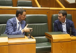 El lehendakari Imanol Pradales charla con el consejero socialista Mikel Torres.