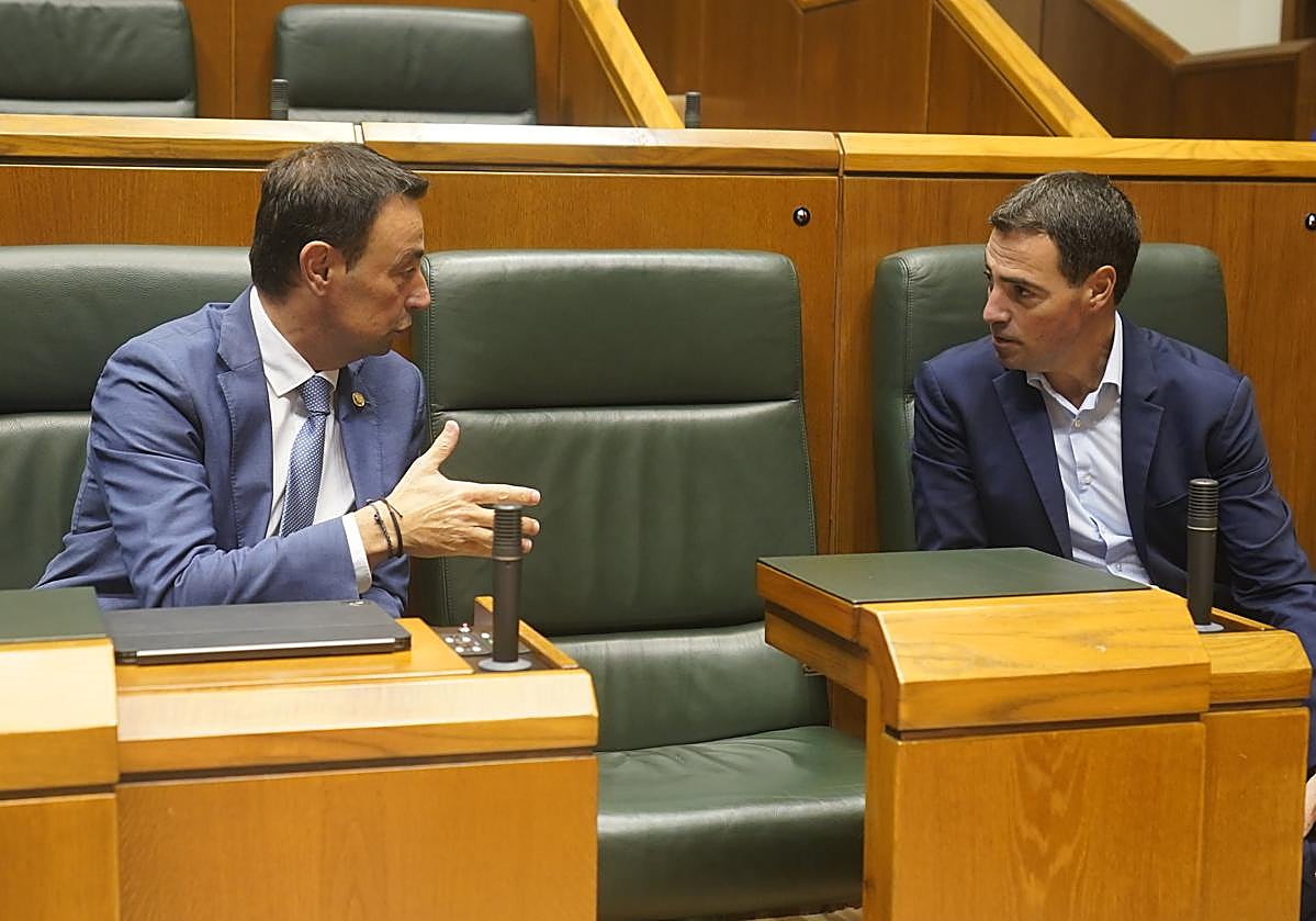 El lehendakari Imanol Pradales charla con el consejero socialista Mikel Torres.