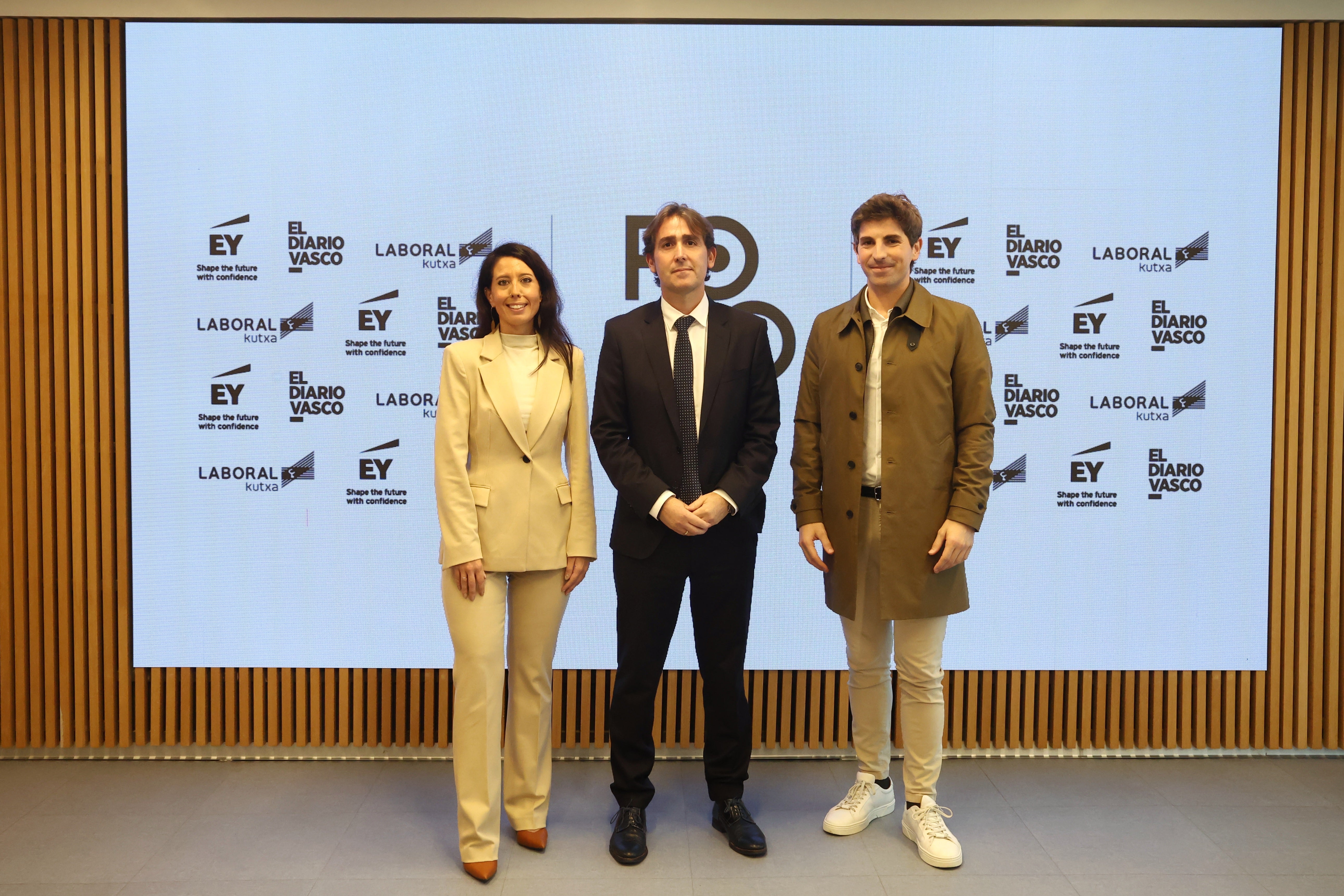 Azahara Domínguez (diputada de Movilidad, Turismo y Ordenación Territorial), David Taberna (director de El Diario Vasco) y Jon Insausti (alcalde de San Sebastián).