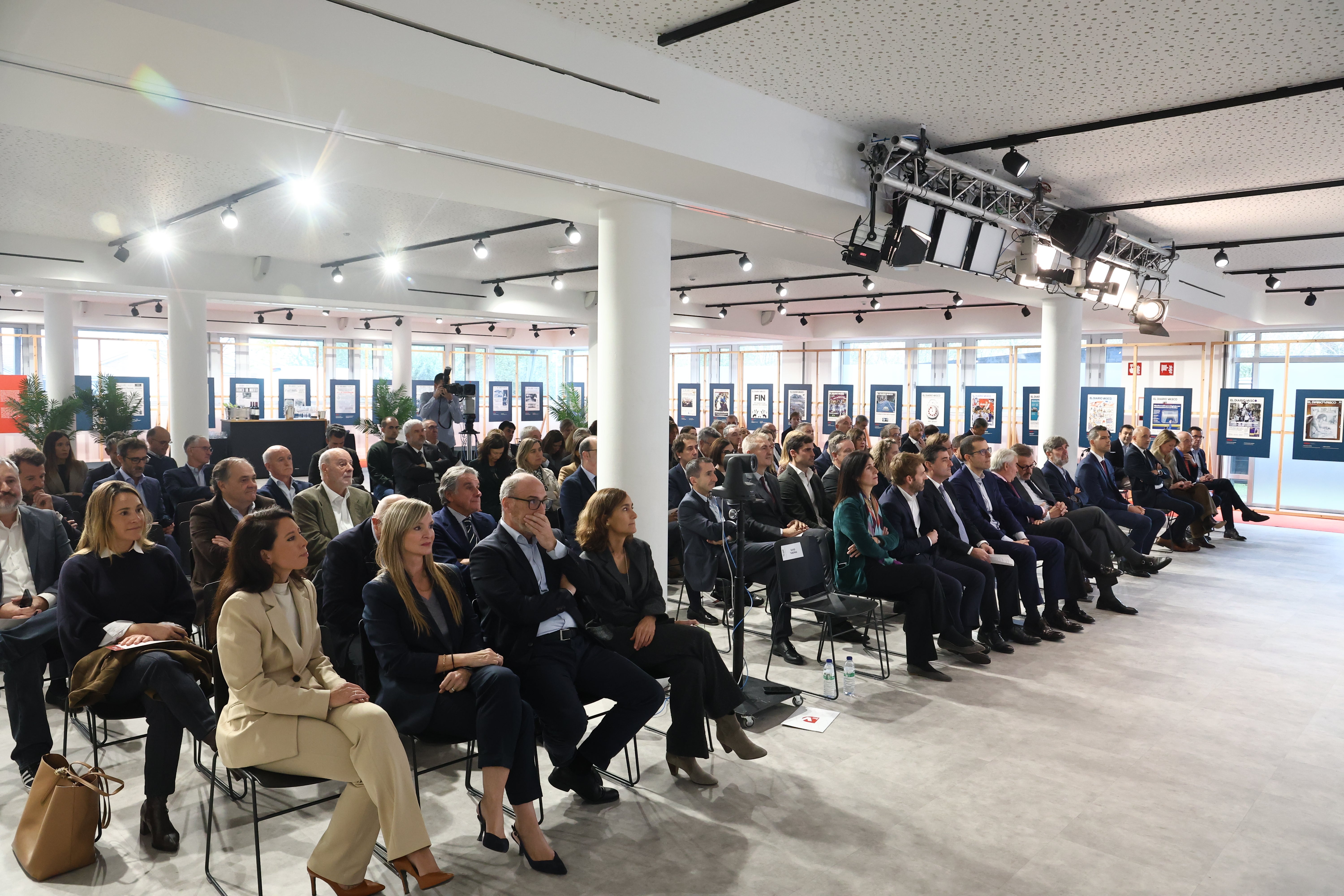 Los asistentes atentos a las palabras de Horacio Morell en DV Gunea, que levantó mucho interés.