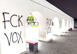 Pintadas, realizadas la madrugada del jueves, en los soportales de la plaza Okendo.