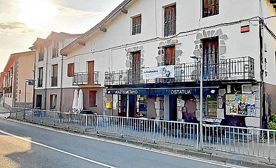 Taberna, denda eta logelak ditu Ikaztegietako Ostatuak.
