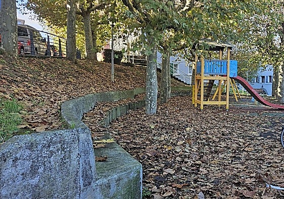 Denuncia Julen que «da pena ver el abandono del barrio de San Roque y de sus instalaciones, a día de hoy simbólicas y obsoletas. Las ramas de los árboles ocultan la vista de la ciudad y las hojas tapan las aceras, agrietadas y resbaladizas cuando llueve. Confiemos en que el nuevo alcalde no pierda de vista los barrios de los donostiarras».