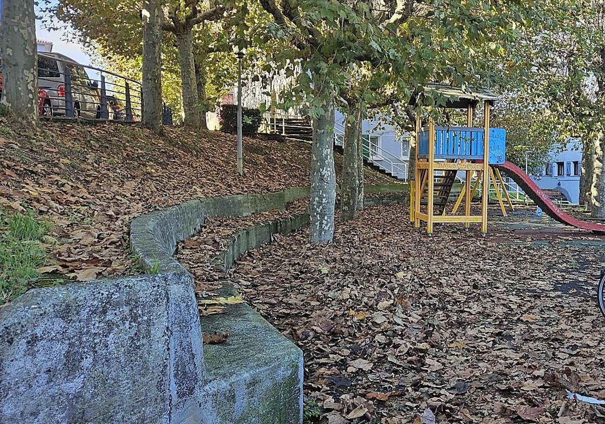 Denuncia Julen que «da pena ver el abandono del barrio de San Roque y de sus instalaciones, a día de hoy simbólicas y obsoletas. Las ramas de los árboles ocultan la vista de la ciudad y las hojas tapan las aceras, agrietadas y resbaladizas cuando llueve. Confiemos en que el nuevo alcalde no pierda de vista los barrios de los donostiarras».