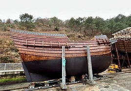 La nao este viernes en Albaola, ya fuera del astillero.