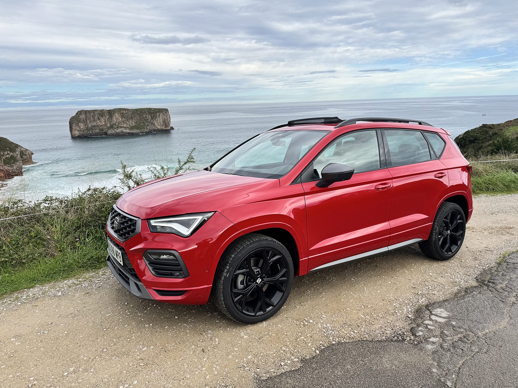 Imagen fronto-lateral del Seat Ateca con la playa de Antin al fondo