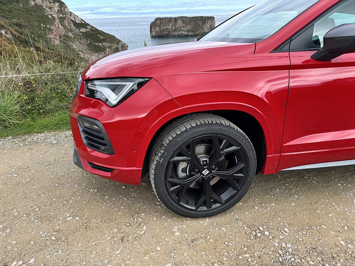 En cuanto a seguridad, el nuevo acabado FR 75 Aniversario cuenta con faros Full LED con control automático de luces de cruce y largas,