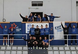 Las jugadoras del Super Amara Bera Bera en las gradas del Gasca, que hoy debe llevar el volandas al equipo ponostiarra.