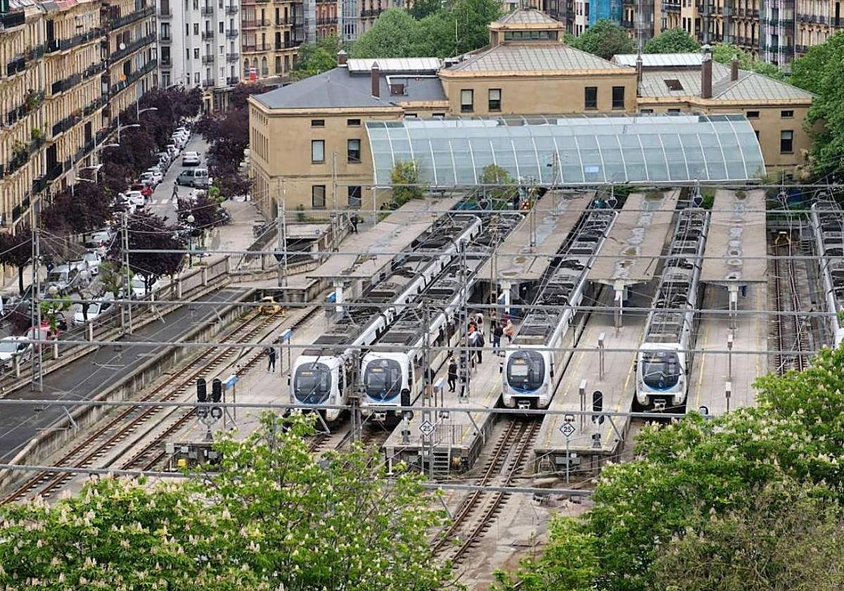 Vigilantes de seguridad salvan la vida de un hombre que cayó a las vías en la estación de Easo